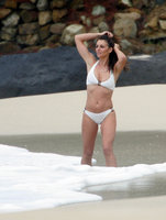 elizabeth hurley in bikini bianco 02.jpg