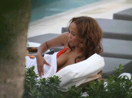 tyra banks in pool 05.jpg