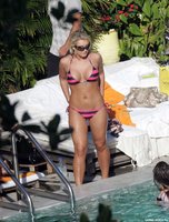 brooke hogan in bikini 02.jpg