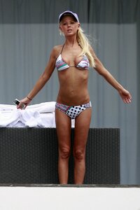 tara reid in bali 02.jpg