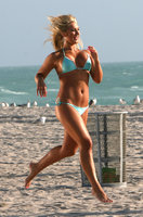 brooke hogan in bikini 02.jpg