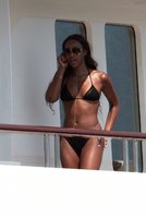 naomi campbell in bikini 01.jpg