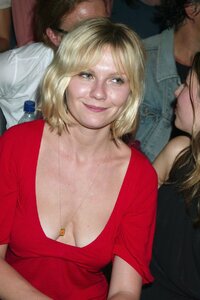 kirsten dunst al gala 06.jpg