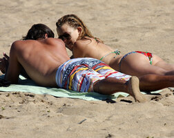 kate hudson in bikini 15.JPG