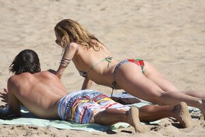 kate hudson in bikini 18.jpg