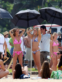 laura vandervoort in hawaii 08.jpg
