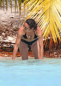 jennifer connelly in bikini 07.jpg