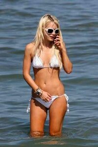laura dzrewicka in bikini 09.jpg