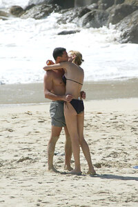 uma thurman in bikini 05.jpg