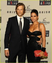 halle berry al gala 09.jpg