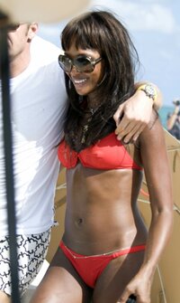 naomi campbell in bikini 03.jpg