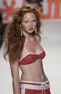 lily cole in sfilata 13.jpg