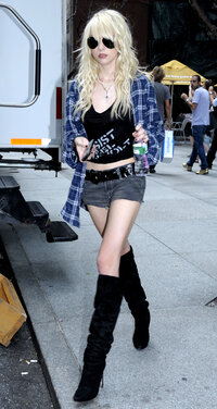 taylor momsen in street 03.jpg