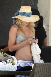 kate hudson in bikini 14.jpg