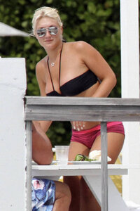 brooke hogan in bikini 05.jpg