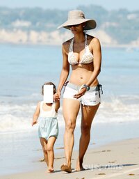halle berry al mare 03.jpg