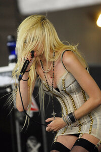 taylor momsen in concerto 02.jpg