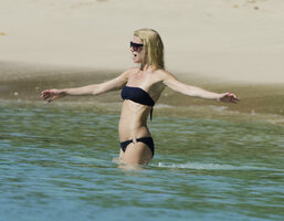 gwineth paltrow in bikini nero 10.jpg