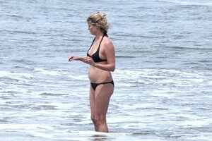 flavia vento in bikini 04.jpg