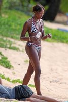 naomi campbell in bikini 04.jpg