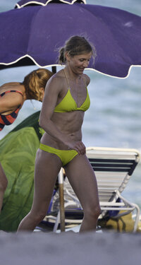 cameron diaz in bikini 04.jpg