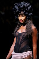 naomi campbell in sfilata 09.jpg