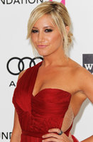 ashley tisdale in rosso 02.jpg