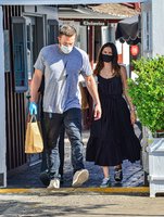 ana-de-armas-and-ben-affleck-pick-up-lunch-to-go-in-brentwood-07-03-2020-4.jpg