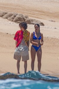 152977162_mcfan-celeblounge-net27-06-2020-08-34eiza-gonzalez-and-timothee-chalamet_08.jpg