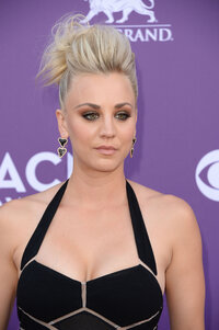 kaley cuoco al gala 08.jpg