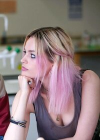 Emma-Mackey-cleavage-pic.jpg