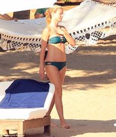 gwyneth paltrow in bikini 07.jpg