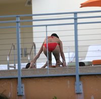 eva longoria in bikini rosso 04.jpg