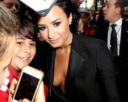 demi lovato al gala 25.jpg