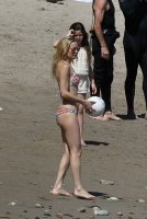 kate hudson in bikini 21.jpg