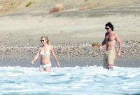 gwyneth paltrow in bikini 10.jpg