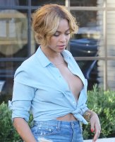 beyonce knowles in street 01.jpg