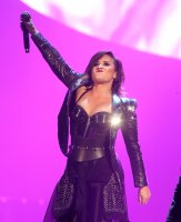 demi lovato in concerto 01.jpg