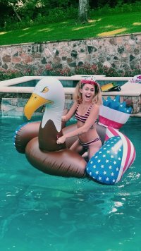 74822905_miley-cyrus-july-4th-2.jpg