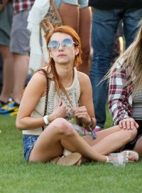 emma roberts al parco 01.jpg