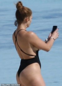 Jennifer_Lopez_Black_Swimsuit_12.jpg