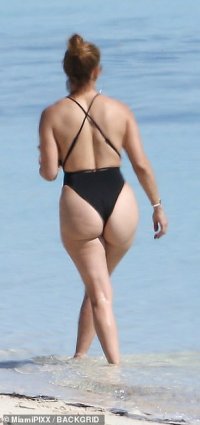 Jennifer_Lopez_Black_Swimsuit_2.jpg