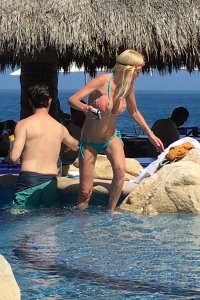 tara reid in bikini 06.jpg
