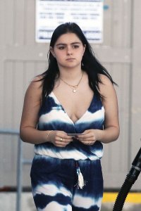 ariel winter al gas station 04.jpg