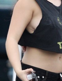 ariel winter sul set 07.jpg