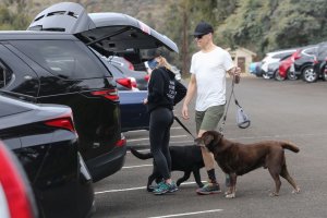 reese-witherspoon-out-hiking-in-santa-monica-03-14-2021-0.jpg