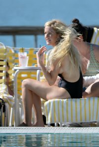 ellie goulding in piscina 08.jpg