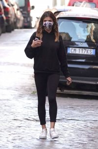 elisabetta-canalis-out-shopping-in-rome-04-13-2021-3.jpg