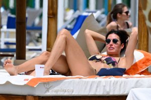 Elisabetta-Gregoraci---Enjoying-a-sunny-Sunday-in-Forte-dei-Marmi-17.jpg