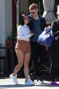 ariel winter in street 06.jpg